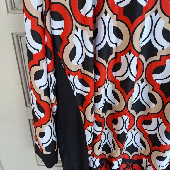 Red/Black Graphic Print Tunic Sz2X Stretchy Contrast Collar/Cuffs Machine Wash - Picture 7 of 7